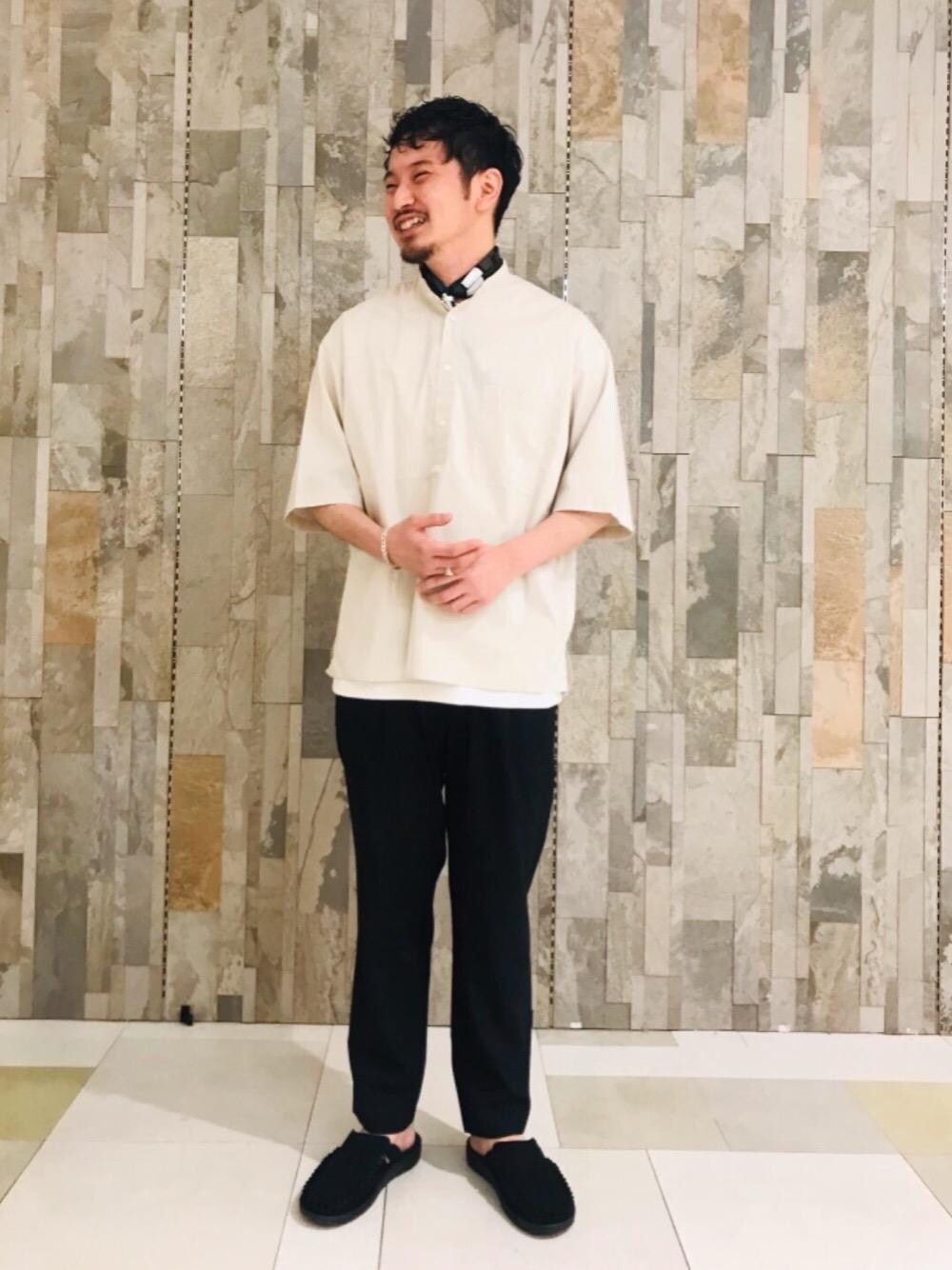 「リラックス、モード、プルオーバーシャツ、シャツ/ブラウス、Tシャツ/カットソー、KEEN」｜「KEENの［ キーン ］SC KEEN UNEEK Ⅱ SLIDE サンダル（サンダル、ブラック系）」を使った、yokoshi_dさん（メンズ・175cm）の夏コーディネートの1枚目の写真