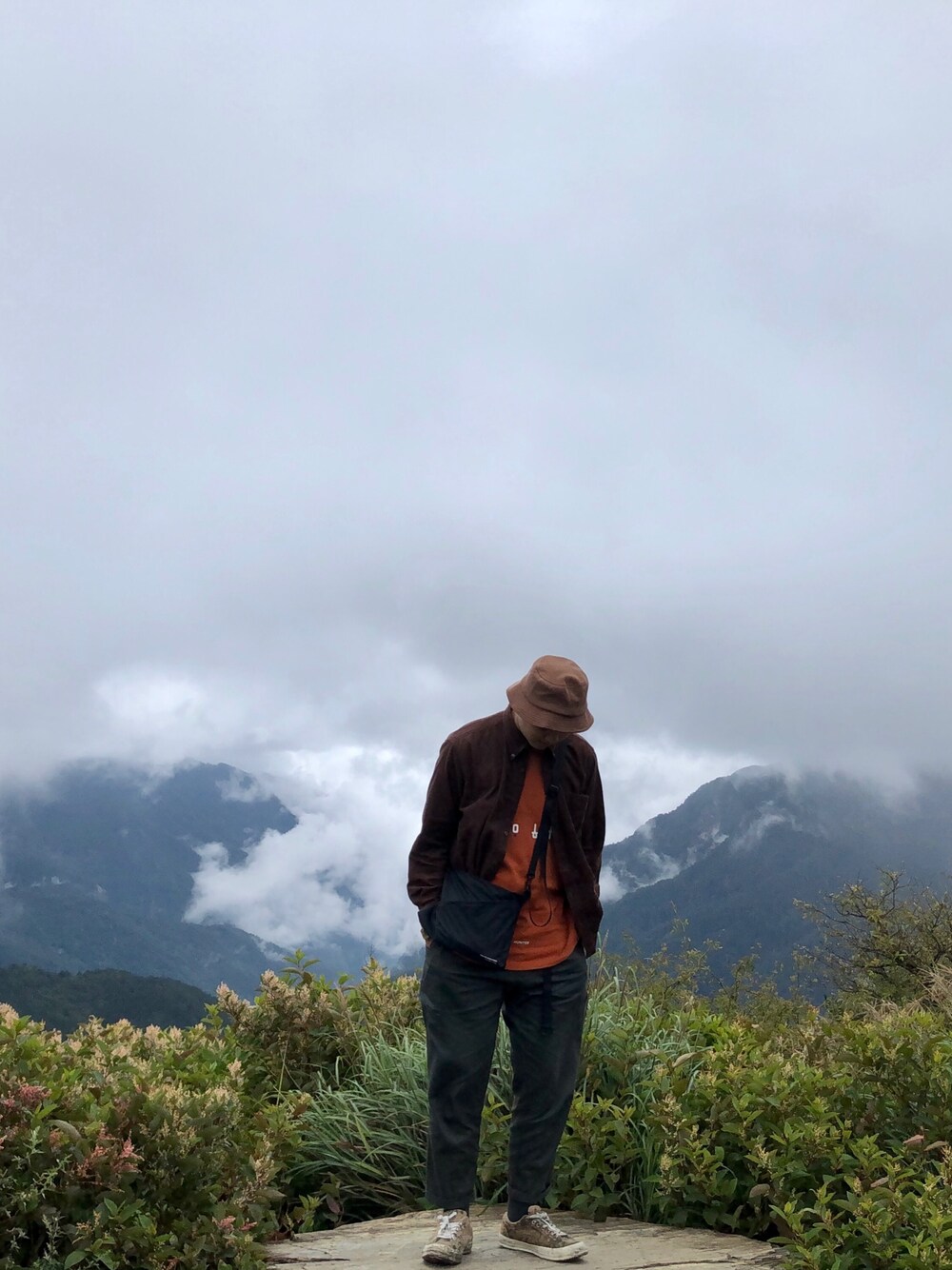 「ootd、球鞋、夏、休閒、日系極簡、converse、漁夫帽、武嶺」｜「goopiのアイテム（Tシャツ/カットソー、オレンジ系）」を使った、鄒宗勳さん（メンズ・180cm）の夏コーディネートの1枚目の写真