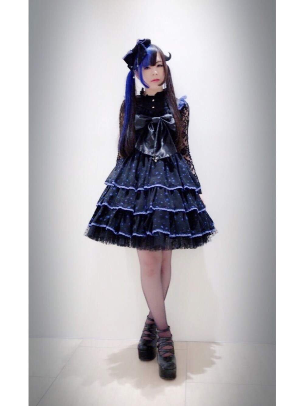 「ロリータ、ロリィタ、KERA!、厚底シューズ、黒、青、ツインテール、派手髪、Angelic Pretty」｜「Angelic Prettyのアイテム（ワンピース、ブルー系）」を使った、こはるっぐるさん（レディース・154cm）の春コーディネートの1枚目の写真