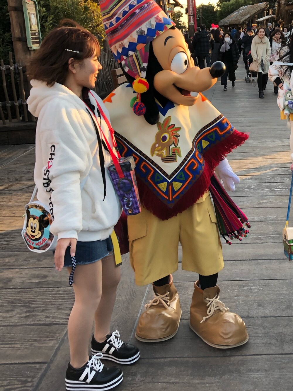 「ラクチンコーデ、友達の借り物コーデ、ディズニー、ディズニーコーデ、ディズニーシー」｜「友達の借り物のアイテム（ジャケット/アウター、ホワイト系）」を使った、リサさん（レディース・150cm）の冬コーディネートの1枚目の写真