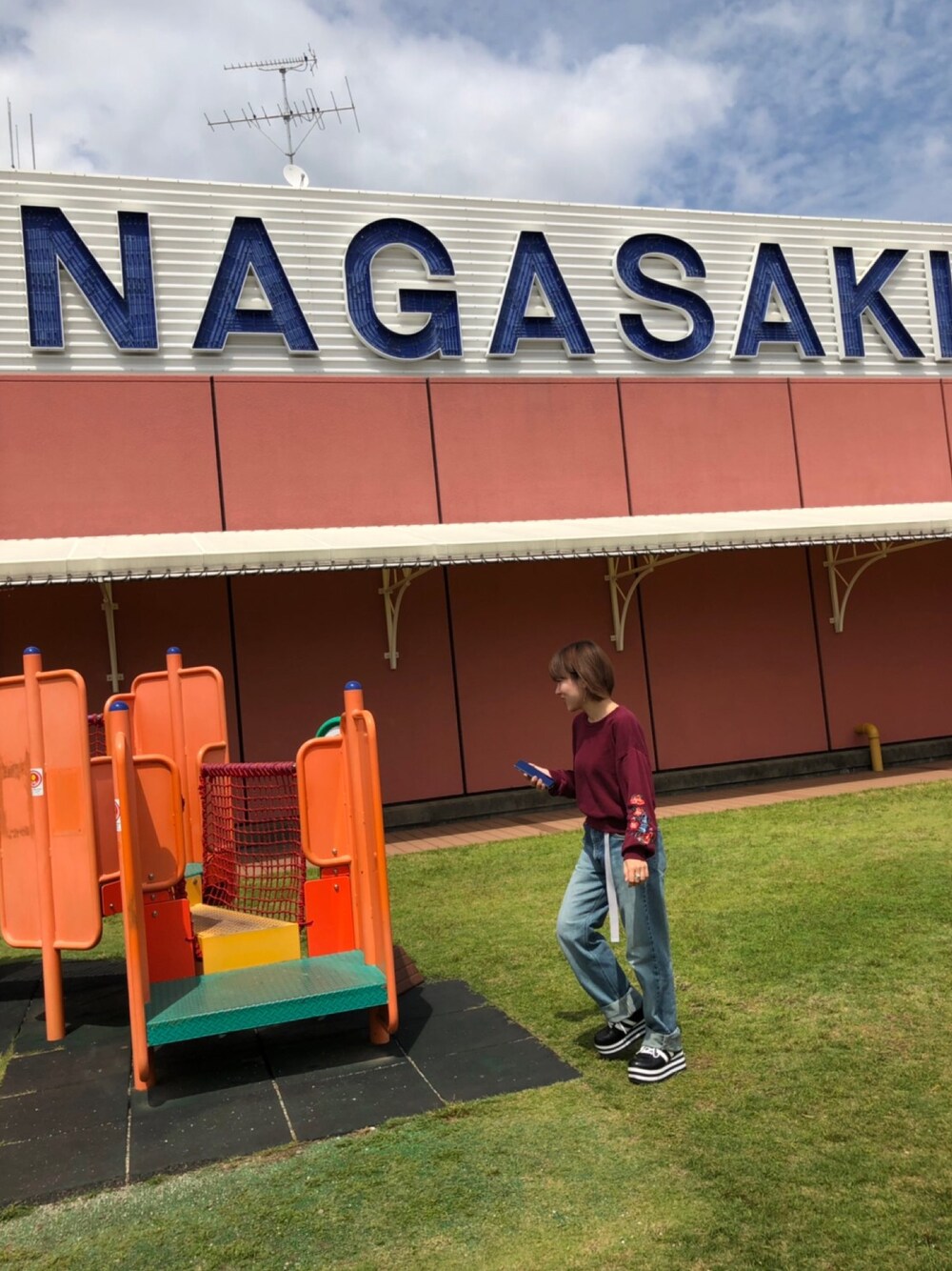 「シンプル、デニムパンツ、ボルドー、厚底シューズ」｜「どこで買ったか忘れたのアイテム（スウェット、レッド系）」を使った、リサさん（レディース・150cm）の夏コーディネートの1枚目の写真