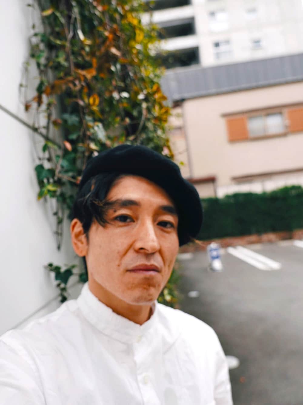 ホワイト系のシャツ/ブラウス、ブラック系のハンチング/ベレー帽を着用したメンズの春コーディネートの1枚目の写真