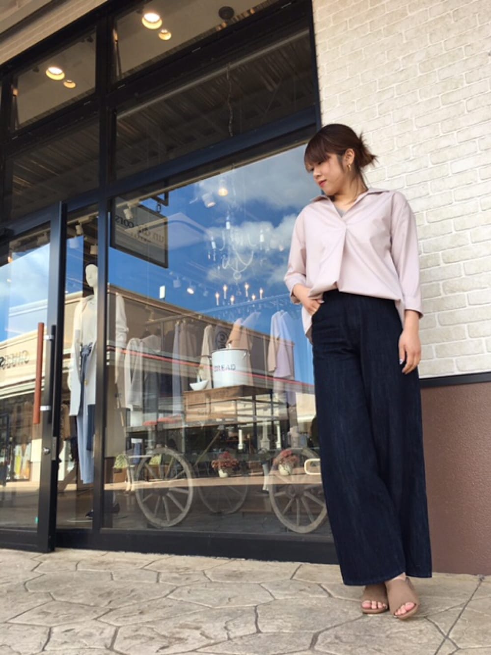 「シャツ、スキッパー、ピンク、ワイドパンツ、デニムワイド、サンダル、スエード、春、スタッフスタイリング」｜「un dix cors OUTLETのアイテム（シャツ/ブラウス、ピンク系）」を使った、un dix cors_OUTLETさん（レディース・160cm）の春コーディネートの1枚目の写真