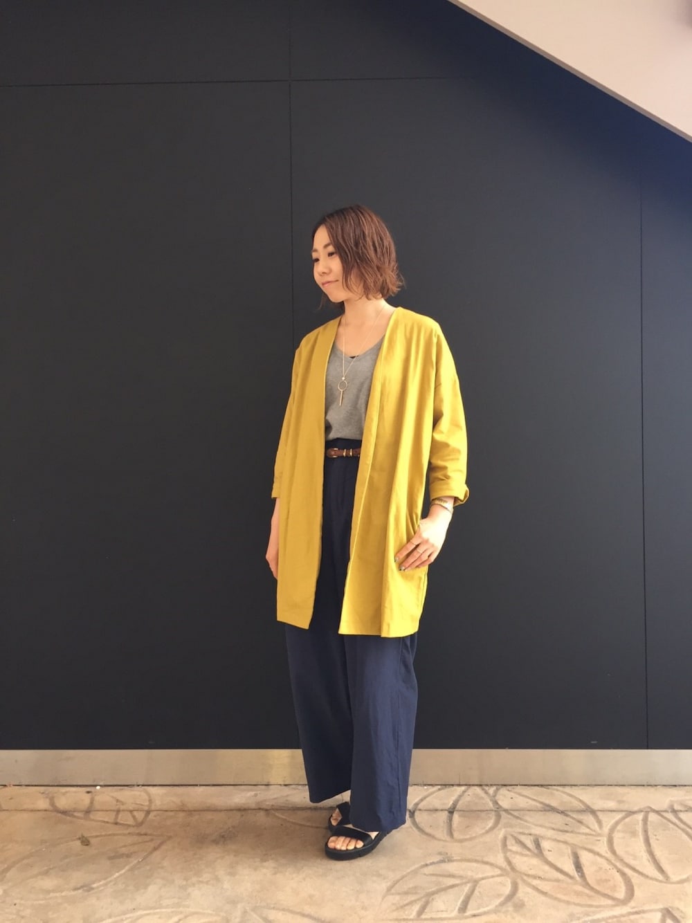 「麻、カジュアル、マスタード、イエロー、ノーカラーコート、summer、ootd」｜「un dix cors OUTLETのアイテム（ノーカラージャケット、イエロー系）」を使った、un dix cors_OUTLETさん（レディース・152cm）の夏コーディネートの1枚目の写真