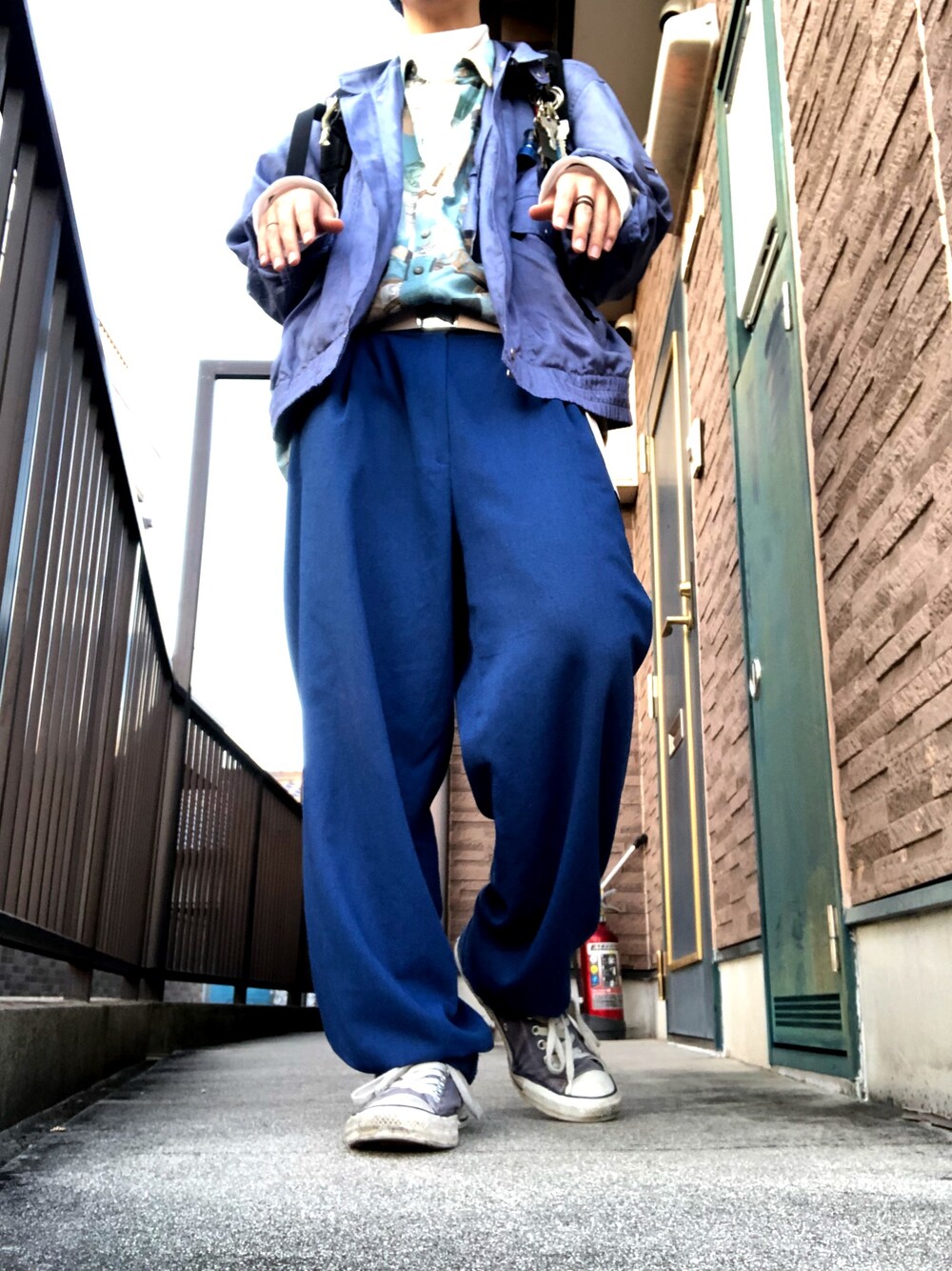 「wearhalloween2017、converse、used、古着、タートルネック、柄シャツ」｜「usedのアイテム（スラックス、ブルー系）」を使った、しょさん（メンズ・169cm）の秋コーディネートの1枚目の写真