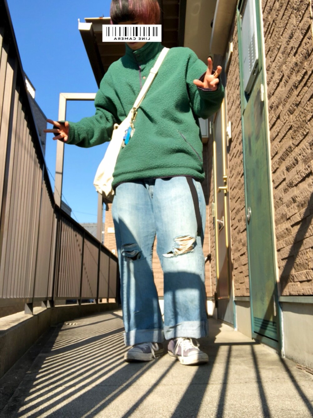 「秋冬コーデ、秋冬、シンプル、ビッグシルエット、コンバース、デニム、ダメージデニムパンツ、patagonia、古着、used」｜「patagoniaのアイテム（その他アウター、グリーン系）」を使った、しょさん（メンズ・169cm）の冬コーディネートの1枚目の写真