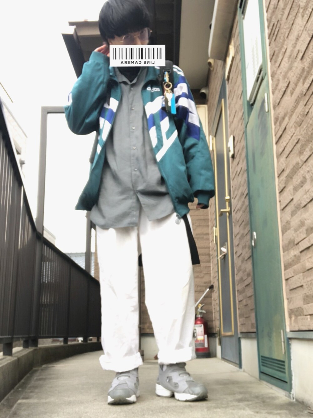 「オーバーサイズ、スニーカー、UNIQLO、グレー、アディダス、adidas、バックパック、シャツスタイル、古着、used」｜「usedのサイズXL（シャツ/ブラウス、グレー系）」を使った、しょさん（メンズ・169cm）の冬コーディネートの1枚目の写真