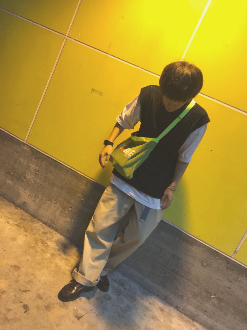 「ベスト、Tシャツ、シンプルコーデ、Dickies、レイヤードスタイル、カジュアルコーデ、ローファー、オーバーサイズ、ootd、古着」｜「niko and...のメッシュショルダーバッグ（トートバッグ、グリーン系）」を使った、しょさん（メンズ・169cm）の夏コーディネートの1枚目の写真