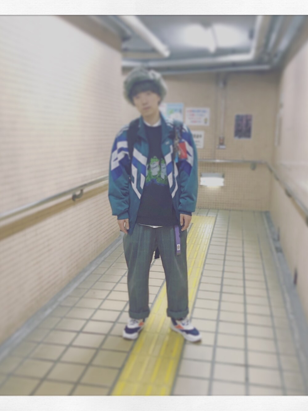 「おしゃれさんと繋がりたい、冬コーデ、ビッグシルエット、ストリートMIX、スポーツミックス、フライトキャップ、ジャージ、スウェット、スニーカー、古着」｜「古着のアイテム（スウェット、ブラック系）」を使った、しょさん（メンズ・169cm）の秋コーディネートの1枚目の写真