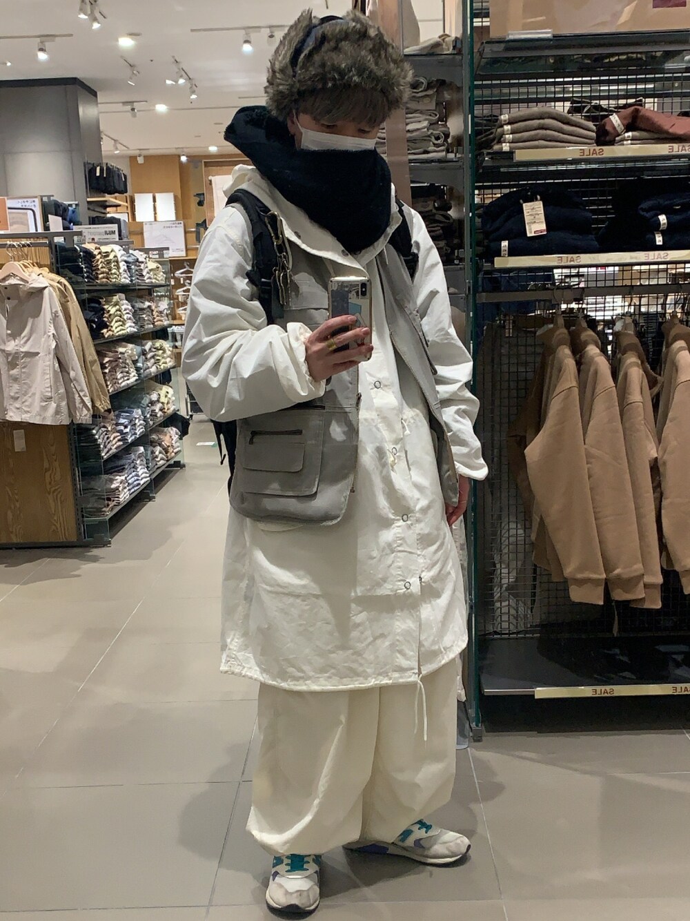 「おしゃれさんと繋がりたい、今日のコーデ、ミリタリー、ビッグシルエット、ホワイト、ゆるコーデ、古着、お洒落さんとつながりたい、モノトーン、カジュアルコーデ」｜「NANO universeのスノーパーカー（モッズコート、ホワイト系）」を使った、しょさん（メンズ・170cm）の冬コーディネートの1枚目の写真