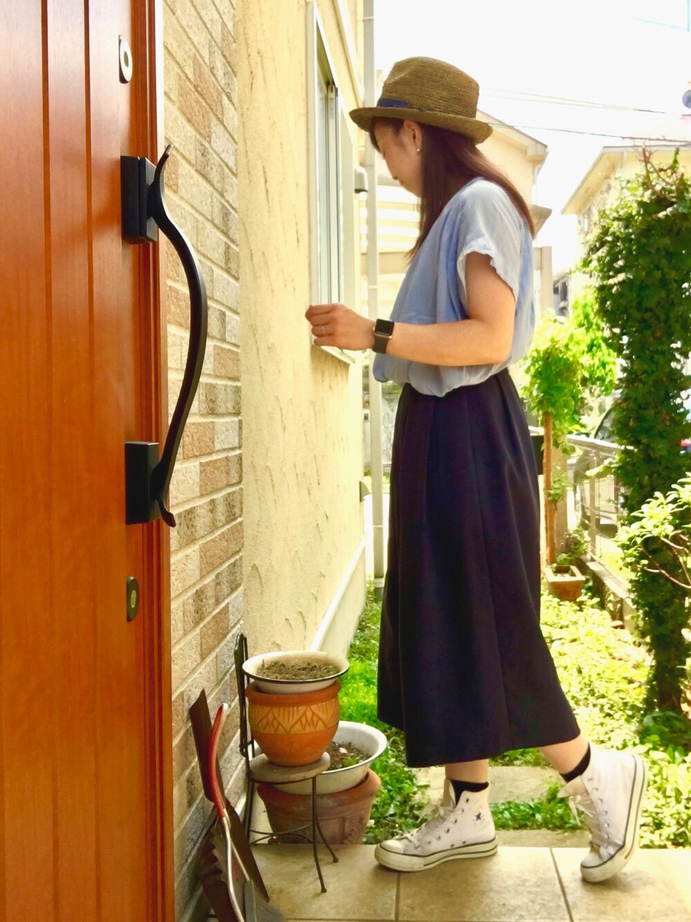 「オトナカジュアル、ラフ、ゆるコーデ、シンプル、コンバース、スニーカー、ネイビー、ワイドパンツ、むぎわら帽子」｜「CONVERSEのCONVERSE / ALL STAR 100 COLORS HI（スニーカー、ホワイト系）」を使った、琥珀さん（レディース・154cm）の夏コーディネートの1枚目の写真
