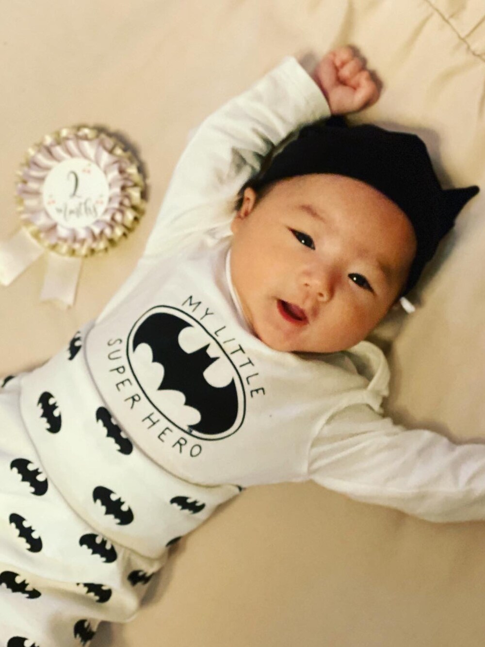 「月齢フォト、変身、バッドマン」｜「H&Mのアイテム（その他ベビーウェア、ホワイト系）」を使った、fuyu0121さん（キッズ・50cm）の春コーディネートの1枚目の写真
