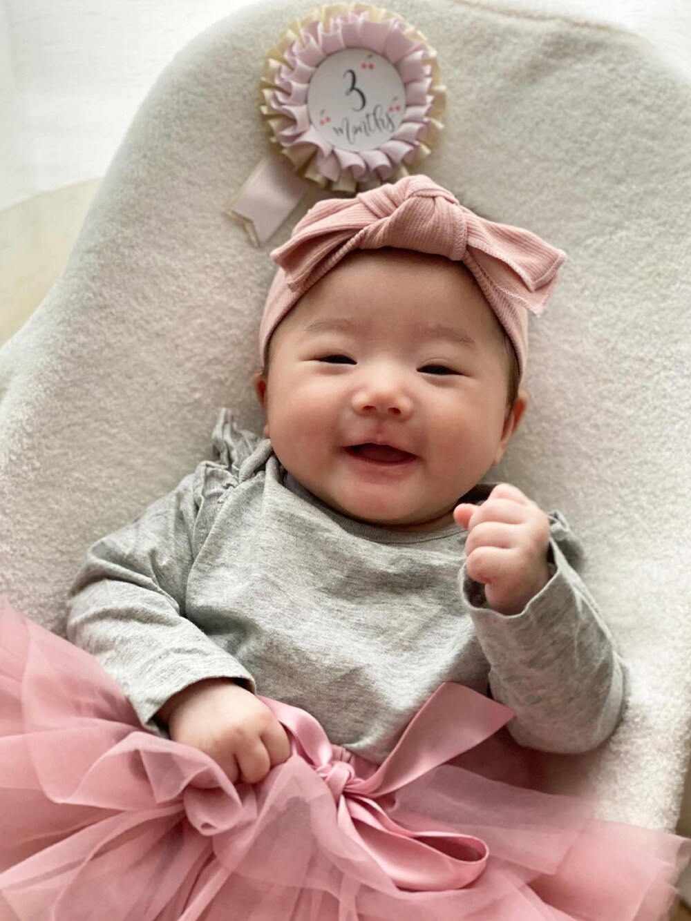 「月齢フォト、3カ月、ベビーコーデ」｜「babyGAPのアイテム（ママ＆ベビー、グレー系）」を使った、fuyu0121さん（キッズ・60cm）の春コーディネートの1枚目の写真