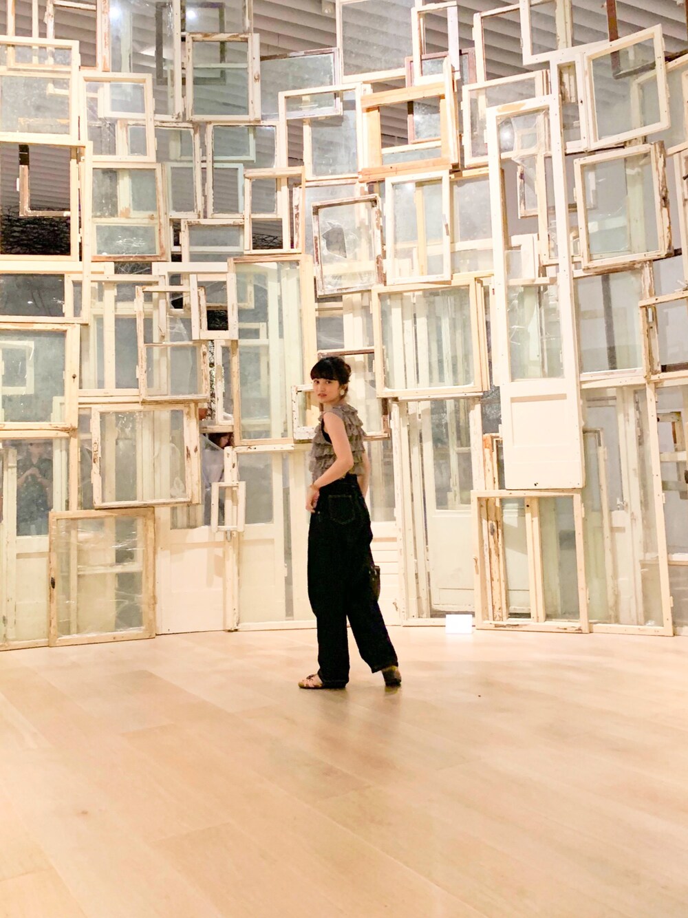 「夏、シンプル、パンツスタイル、休日スタイル、レーストップス、塩田千春、低身長、低身長コーデ」｜「Dot＆Stripes CHILD WOMANのレースティアード ノースリブラウス（シャツ/ブラウス、ホワイト系）」を使った、ｒさん（レディース・150cm）の夏コーディネートの1枚目の写真