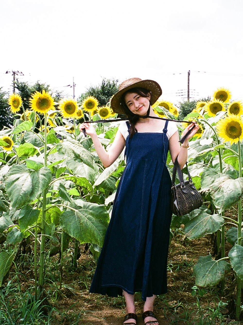 「ひまわり畑、ワンピース、低身長、低身長コーデ、wcloset」｜「w closetの脇プリーツデニムジャンスカ（ジャンパースカート、ブルー系）」を使った、ｒさん（レディース・150cm）の夏コーディネートの1枚目の写真