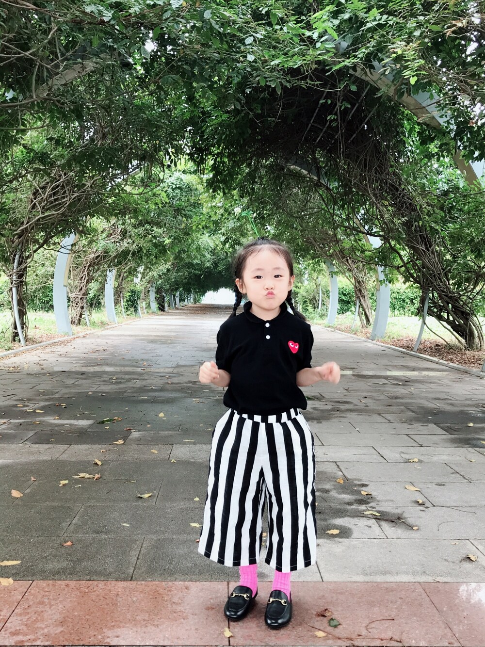 「カジュアル、休日スタイル、シンプル、kidsfashion、秋色、Tシャツ、女の子、ブラック、ロゴT、サンダル」｜「COMME des GARCONSのアイテム（ポロシャツ、ブラック系）」を使った、miyukisongさん（キッズ・100cm）の秋コーディネートの1枚目の写真