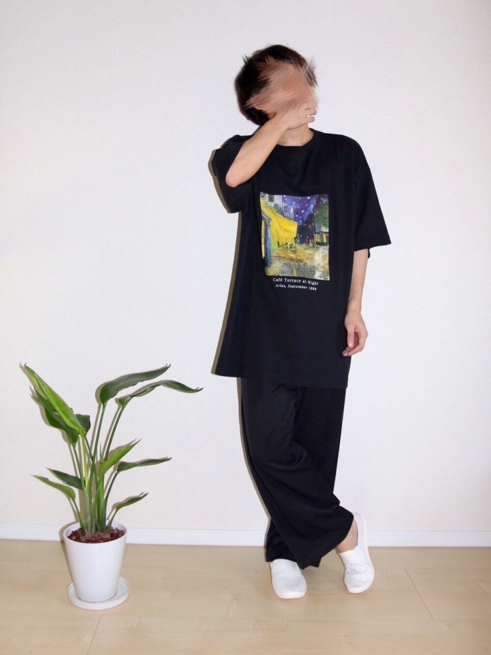 「EMMA  CLOTHES、MONO-MART、GU、ブラックコーデ、柄Tシャツ、シンプルコーデ、ラフコーデ、大人カジュアル、若者コーデ、いいね、save、フォローお願いします🤑」｜「EMMA CLOTHESのART×EMMA CLOTHES別注 アート転写プリントビックシルエット半袖カットソー グラフィック カットソー（Tシャツ/カットソー、ブラック系）」を使った、HIDEさん（メンズ・168cm）の夏コーディネートの1枚目の写真