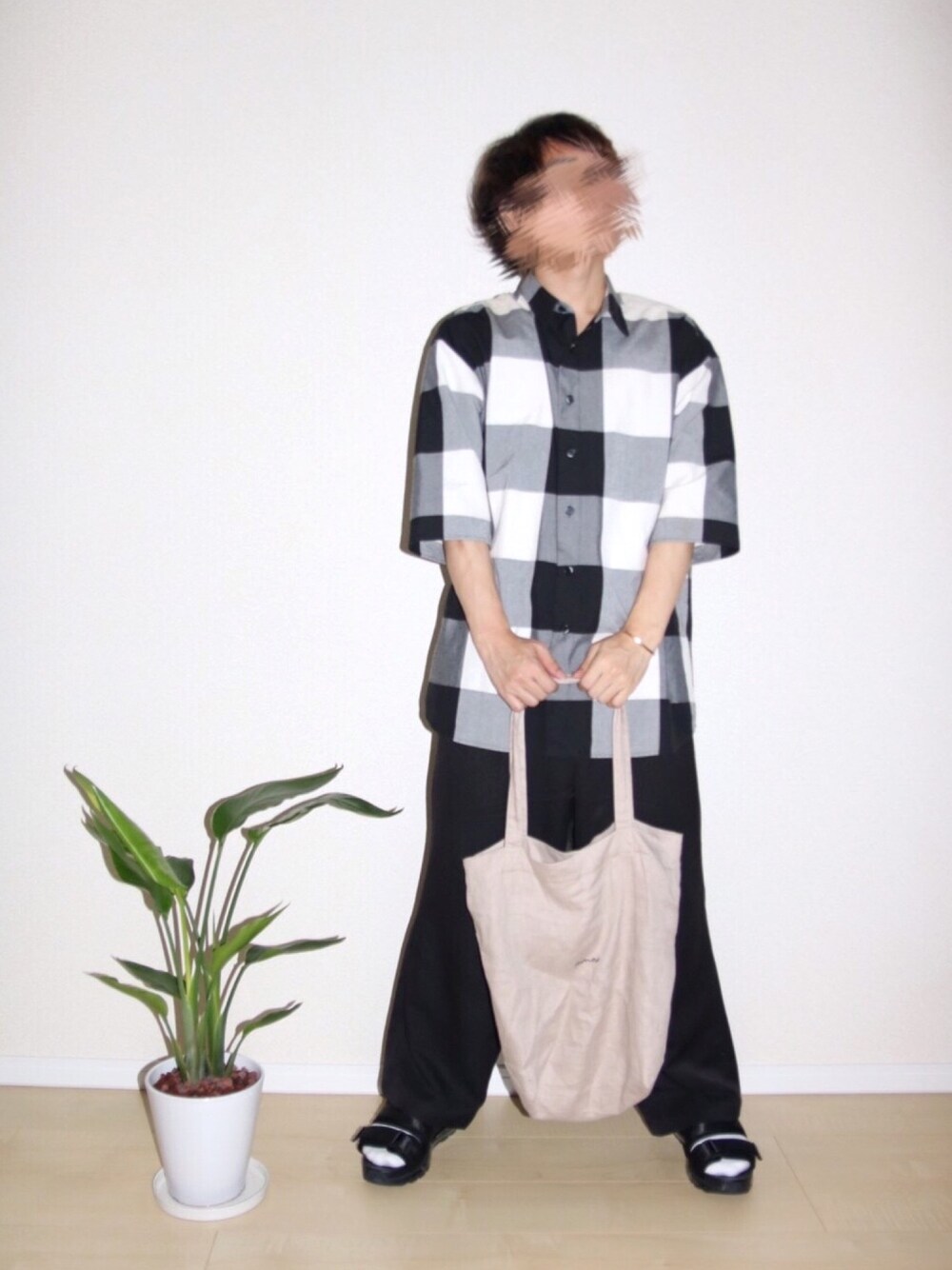 ホワイト系のシャツ/ブラウス、ブラック系のスラックス、ベージュ系のトートバッグを着用したメンズの夏コーディネートの1枚目の写真