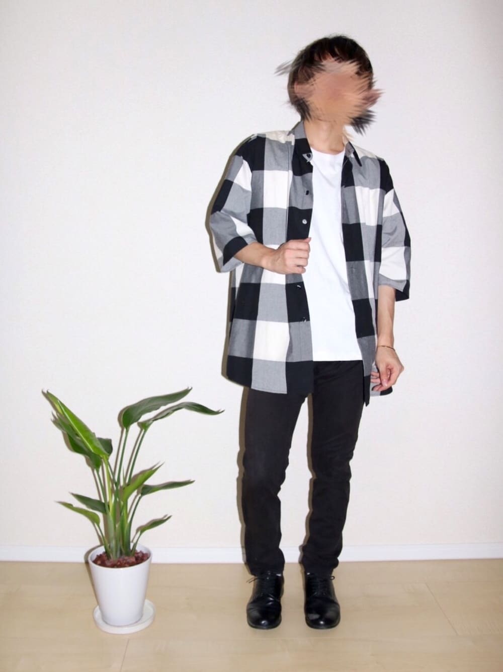 ホワイト系のシャツ/ブラウス、ホワイト系のTシャツ/カットソー、ブラック系のその他パンツを着用したメンズの夏コーディネートの1枚目の写真