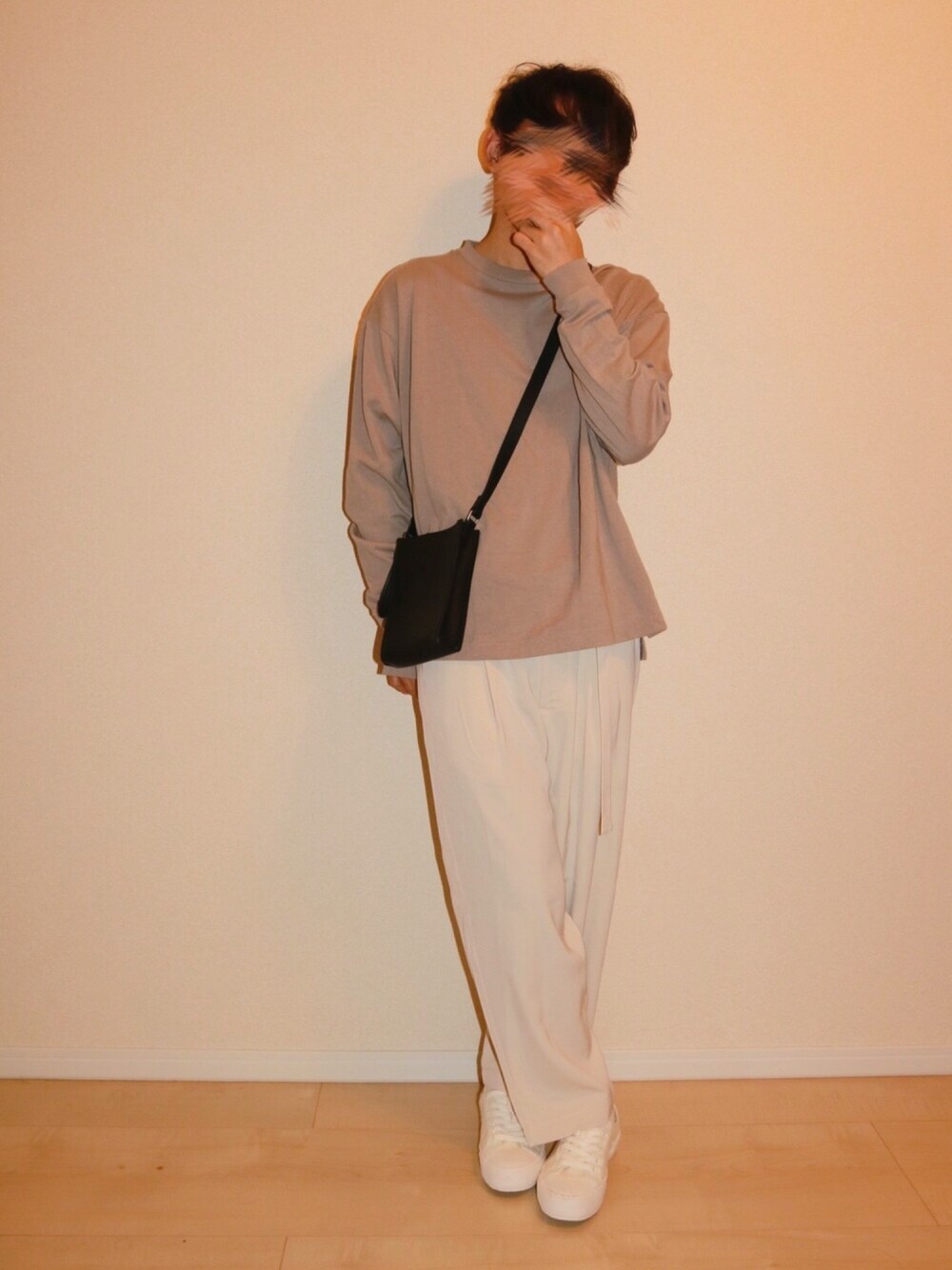 ベージュ系のTシャツ/カットソー、ブラック系のショルダーバッグ、ベージュ系のシャツ/ブラウスを着用したメンズの秋コーディネートの1枚目の写真