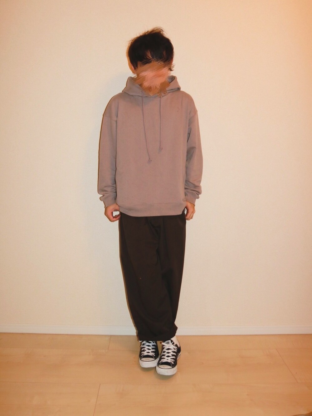 ブラウン系のパーカー、ブラウン系のスラックス、ブラック系のスニーカーを着用したメンズの冬コーディネートの1枚目の写真