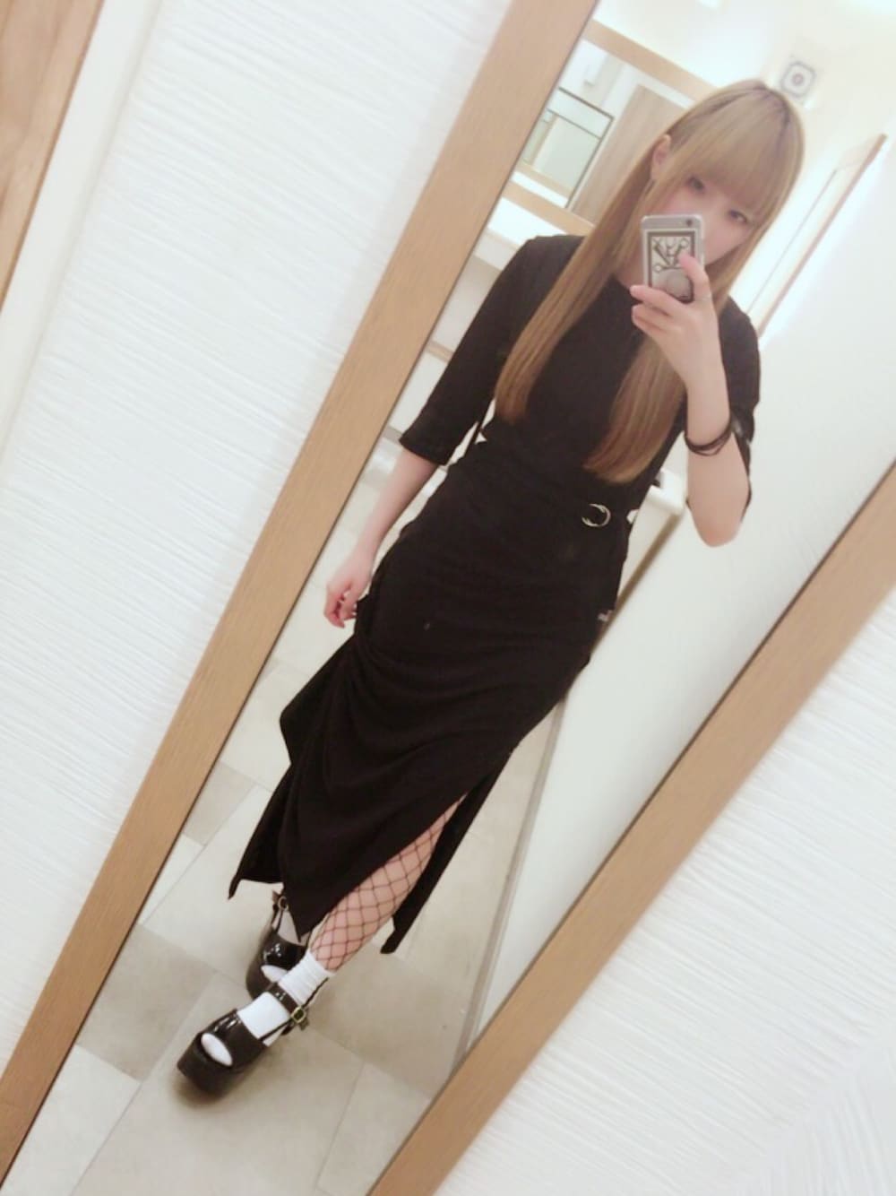 「シンプル、黒、ロングスカート、厚底サンダル、網タイツ、スリットスカート」｜「GRLのアイテム（サンダル、ブラック系）」を使った、Saeri.さん（レディース・151cm）の春コーディネートの1枚目の写真