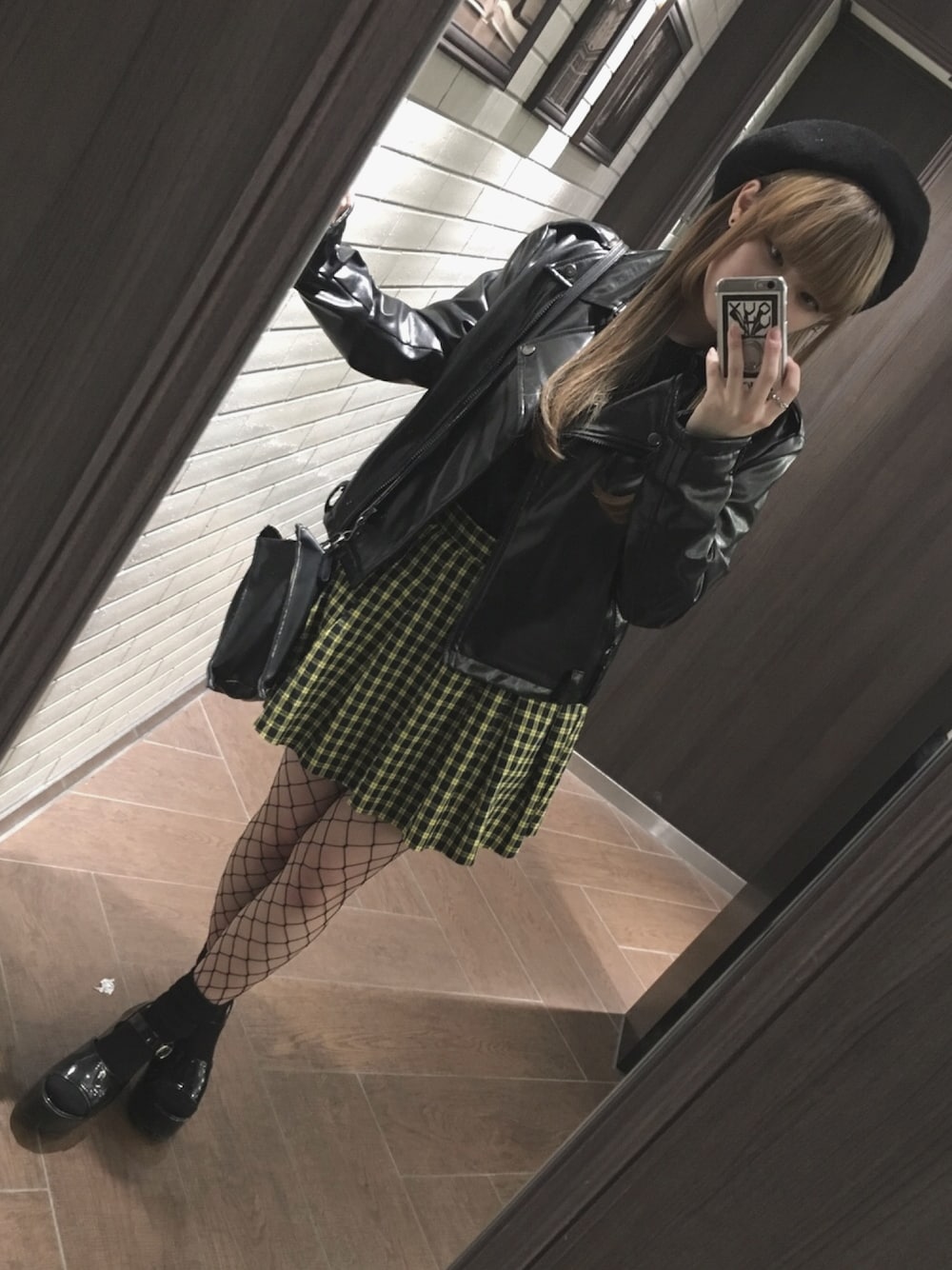 「ライダース、網タイツ、厚底サンダル、チェックスカート、休日スタイル」｜「WCのアイテム（スカート、イエロー系）」を使った、Saeri.さん（レディース・151cm）の春コーディネートの1枚目の写真