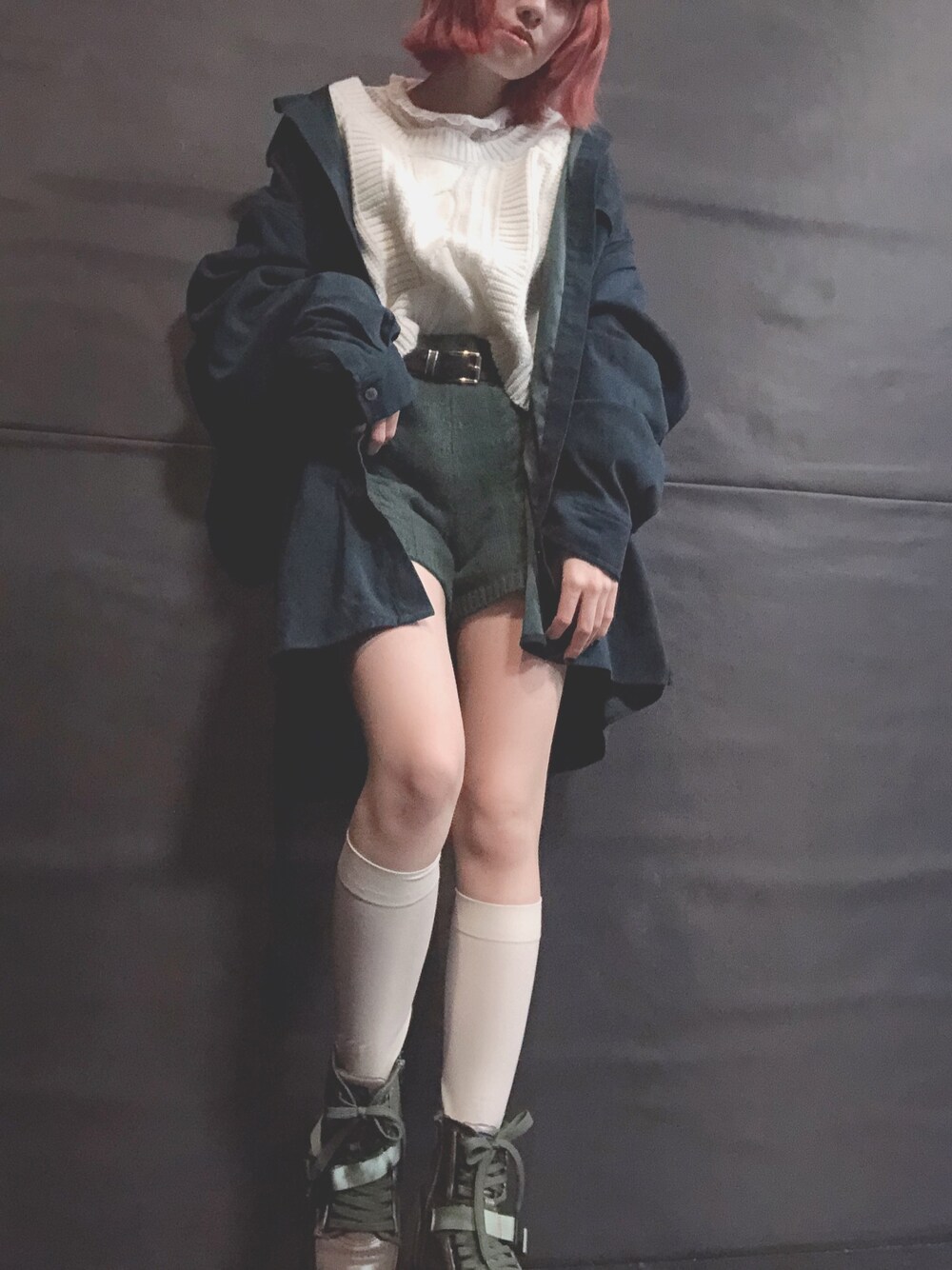 「冬コーデ、プチプラ、ootd、ニット、ニットショートパンツ、YOSUKE、派手髪、厚底シューズ」｜「YOSUKEの「YOSUKE/ヨースケ」厚底レースアップスニーカー（スニーカー、グリーン系）」を使った、Saeri.さん（レディース・151cm）の秋コーディネートの1枚目の写真
