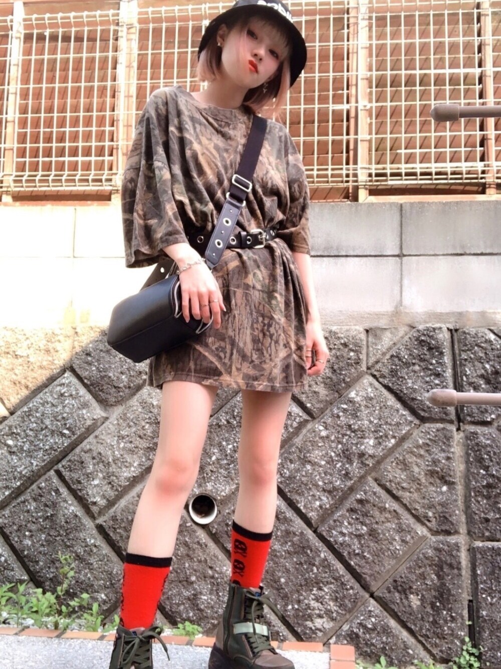「カジュアルコーデ、楽チンコーデ、夏コーデ、低身長コーデ、ラフスタイル、厚底シューズ、彼氏の服、バケットハット、ベルト」｜「usedのアイテム（Tシャツ/カットソー、ブラウン系）」を使った、Saeri.さん（レディース・150cm）の夏コーディネートの1枚目の写真