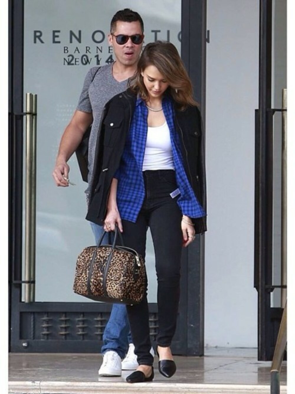 ブラック系のデニムパンツ、ホワイト系のTシャツ/カットソー、シルバー系のリングを着用したレディースの冬コーディネートの1枚目の写真