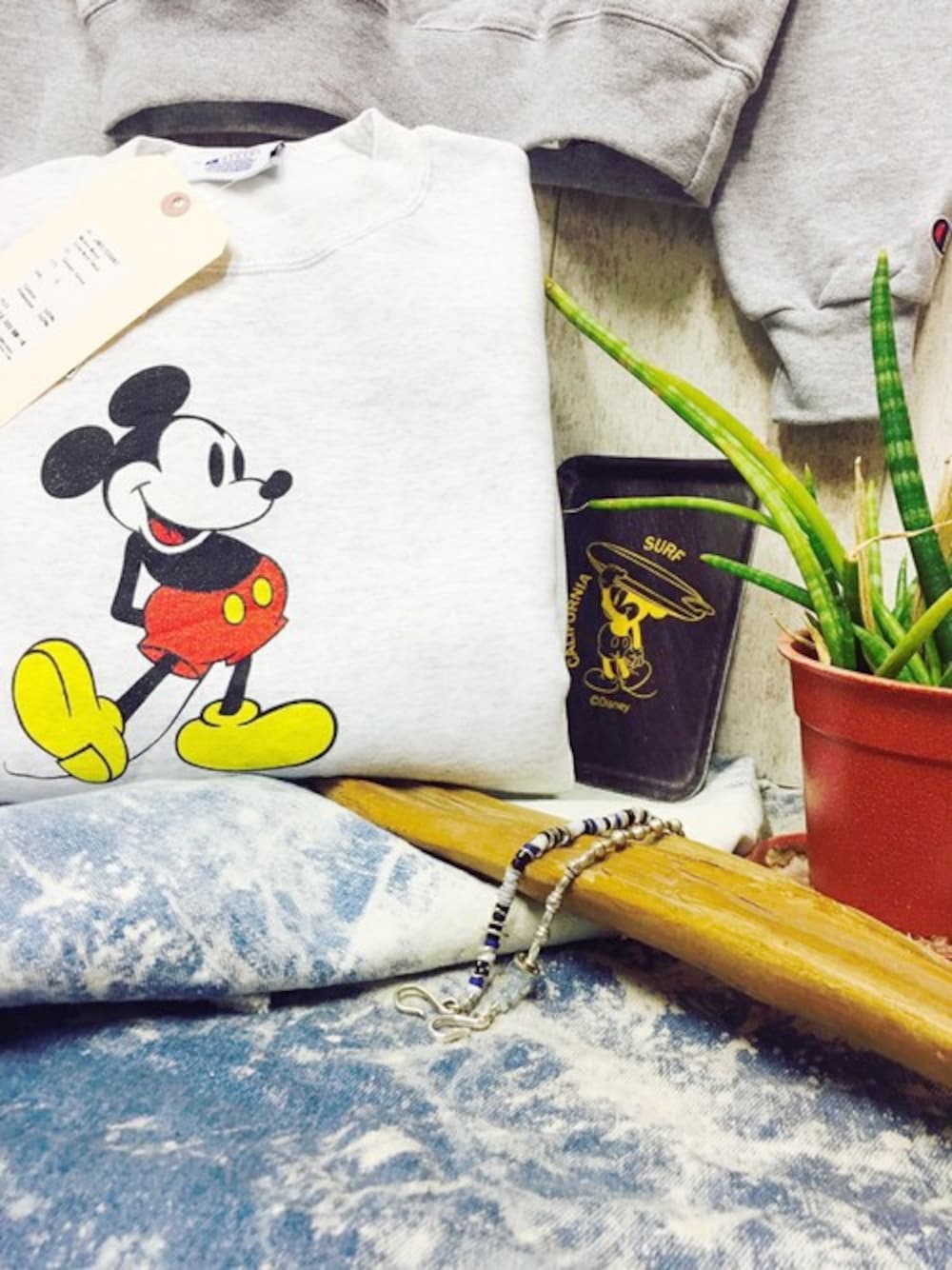 「スウェット、シンプル、JACKSON MATISSE、春、春コーデ、ジャクソンマティス、ミッキースウェット、ROOPTOKYO、アカシックツリー、Akashic Tree」｜「ROOPTOKYOのJACKSON MATISSE/ジャクソンマティス CAMBRO Camtray MickeyMouse Tray（食器、ブラウン系）」を使った、Rooptokyoさん（メンズ・173cm）の春コーディネートの1枚目の写真