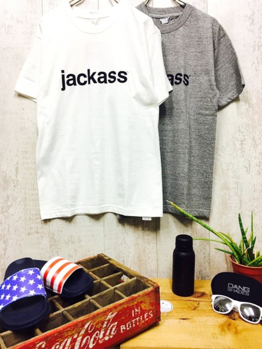ホワイト系のTシャツ/カットソー、グレー系のTシャツ/カットソー、ホワイト系のサングラスを着用したメンズの春コーディネートの1枚目の写真
