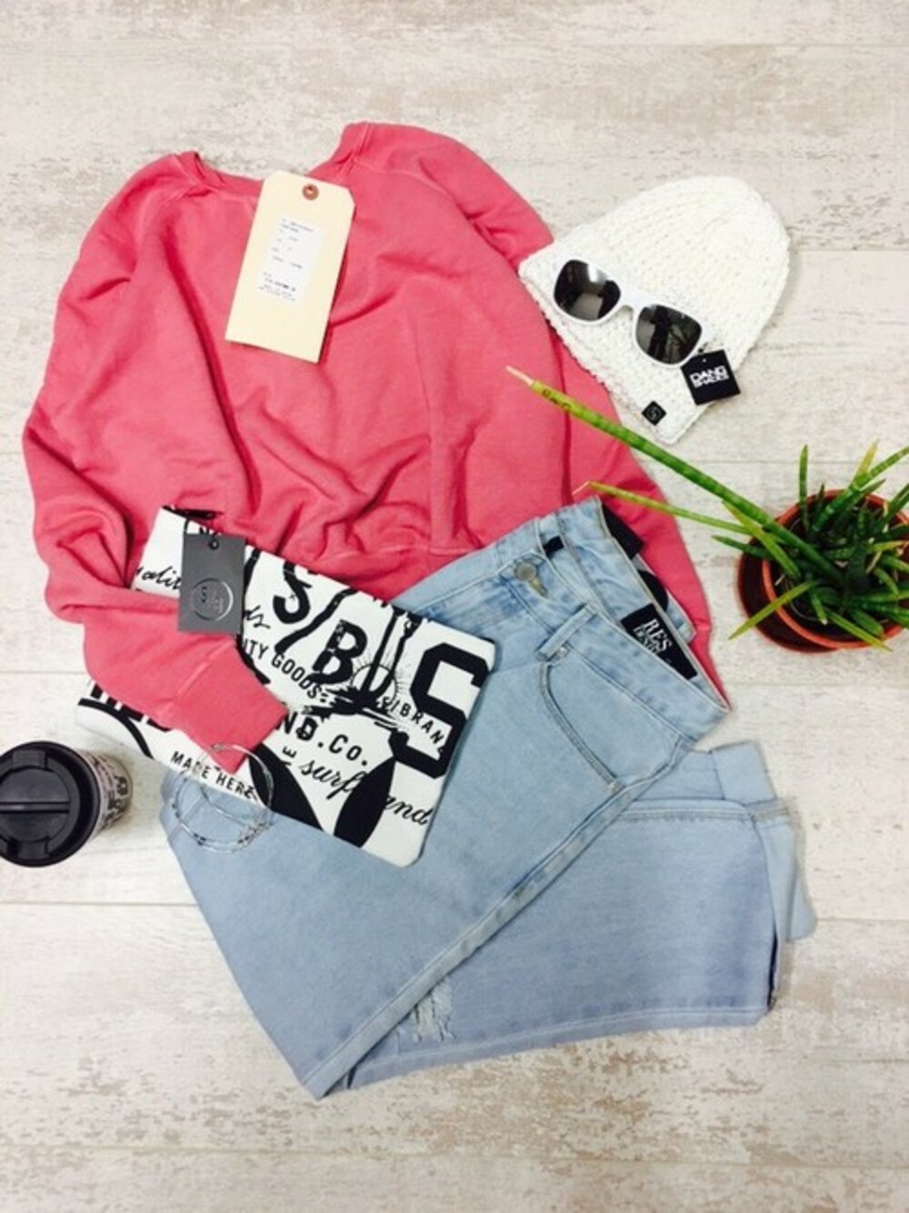 ピンク系のスウェット、ホワイト系のサングラス、ホワイト系のニットキャップ/ビーニーを着用したレディースの春コーディネートの1枚目の写真