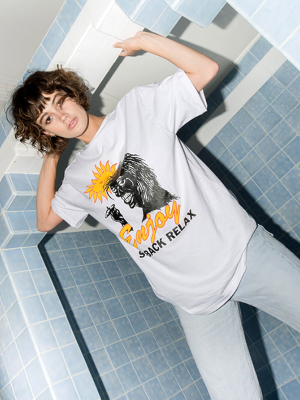 ホワイト系のTシャツ/カットソーを着用したレディースの夏コーディネートの1枚目の写真