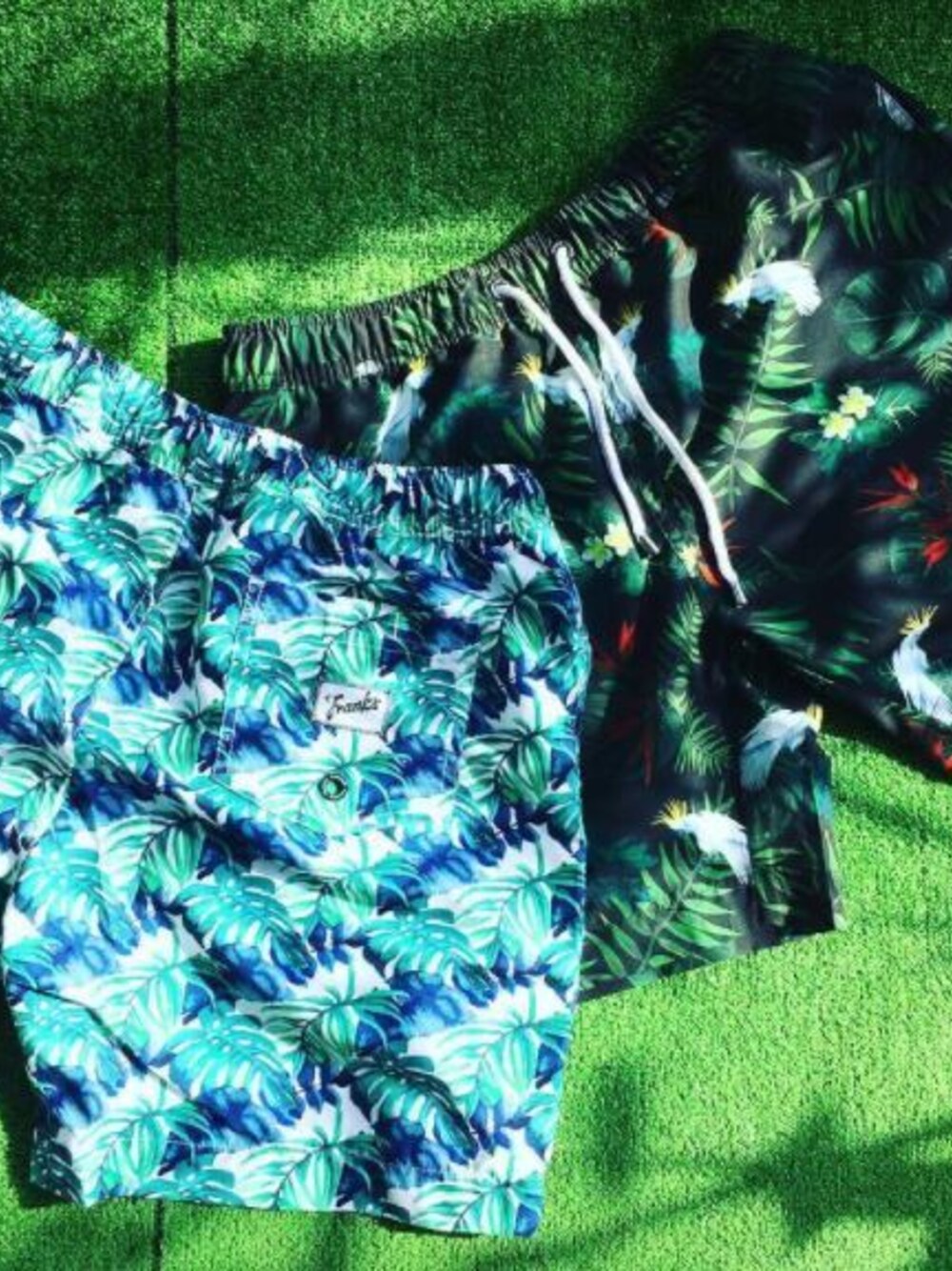 ブルー系の水着を着用したメンズの夏コーディネートの1枚目の写真