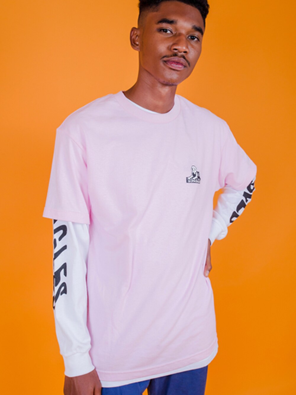 ピンク系のTシャツ/カットソーを着用したメンズの夏コーディネートの1枚目の写真
