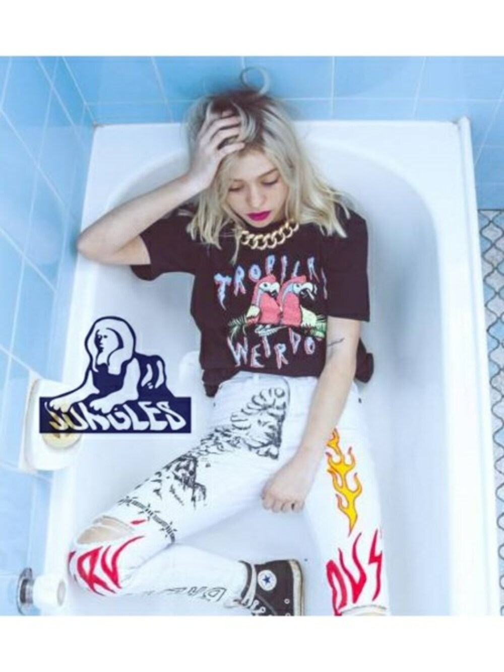 グレー系のTシャツ/カットソーを着用したメンズの夏コーディネートの1枚目の写真