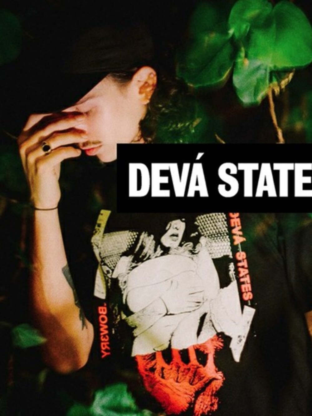 ブラック系のキャップを着用したメンズの秋コーディネートの1枚目の写真