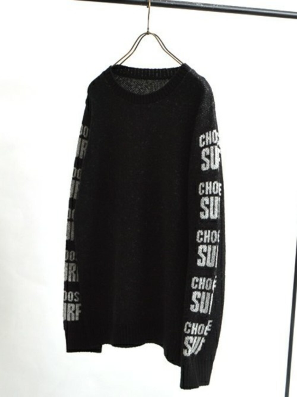 ブラック系のニット/セーター、ブラック系のナイロンジャケット、ベージュ系のニット/セーターを着用したメンズの秋コーディネートの1枚目の写真