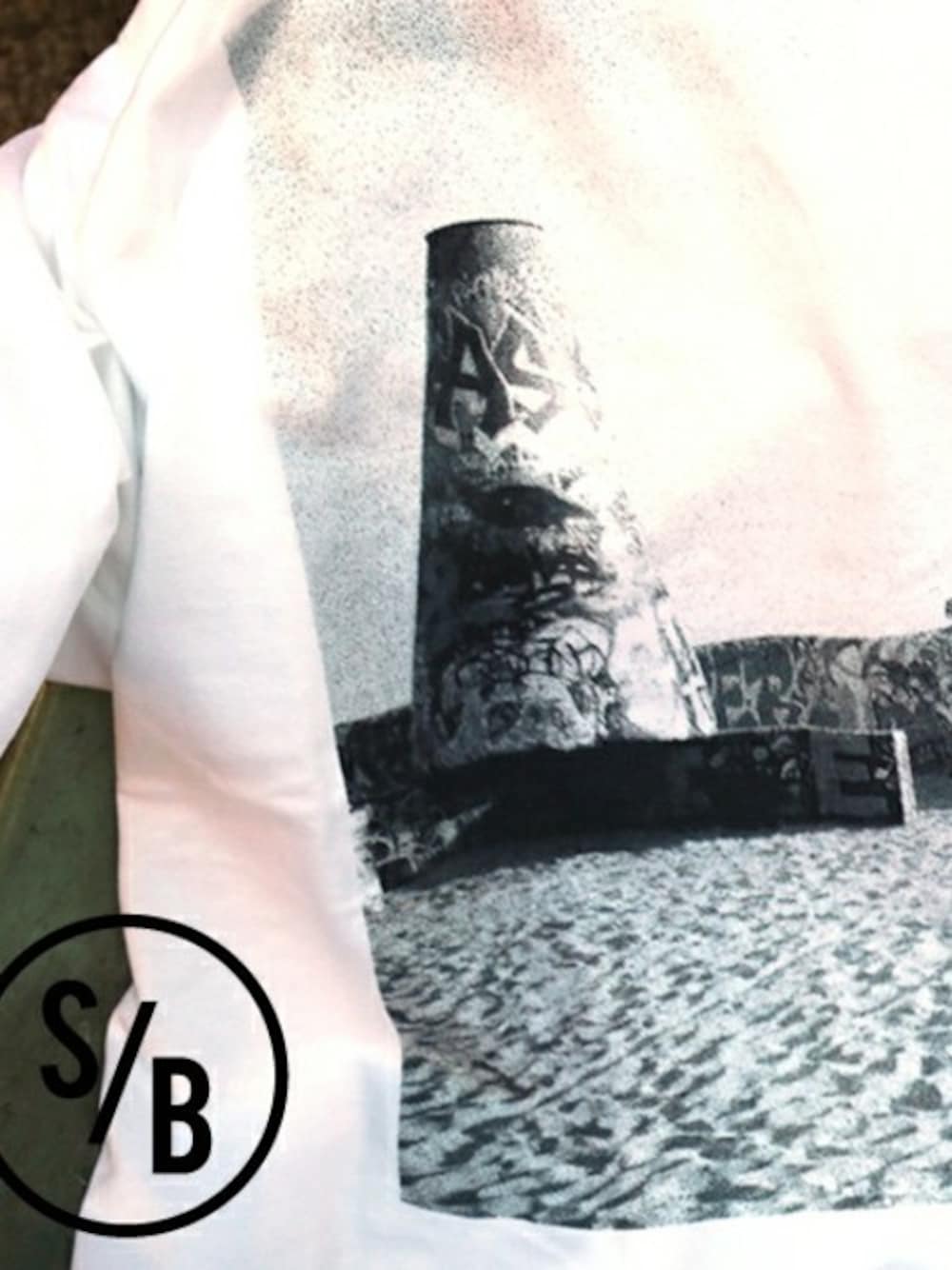 ホワイト系のTシャツ/カットソーを着用したメンズの春コーディネートの1枚目の写真