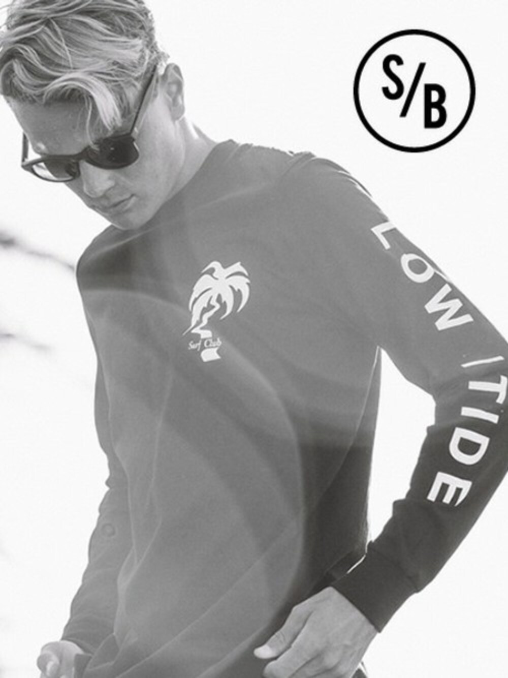 ブラック系のサングラスを着用したメンズの春コーディネートの1枚目の写真