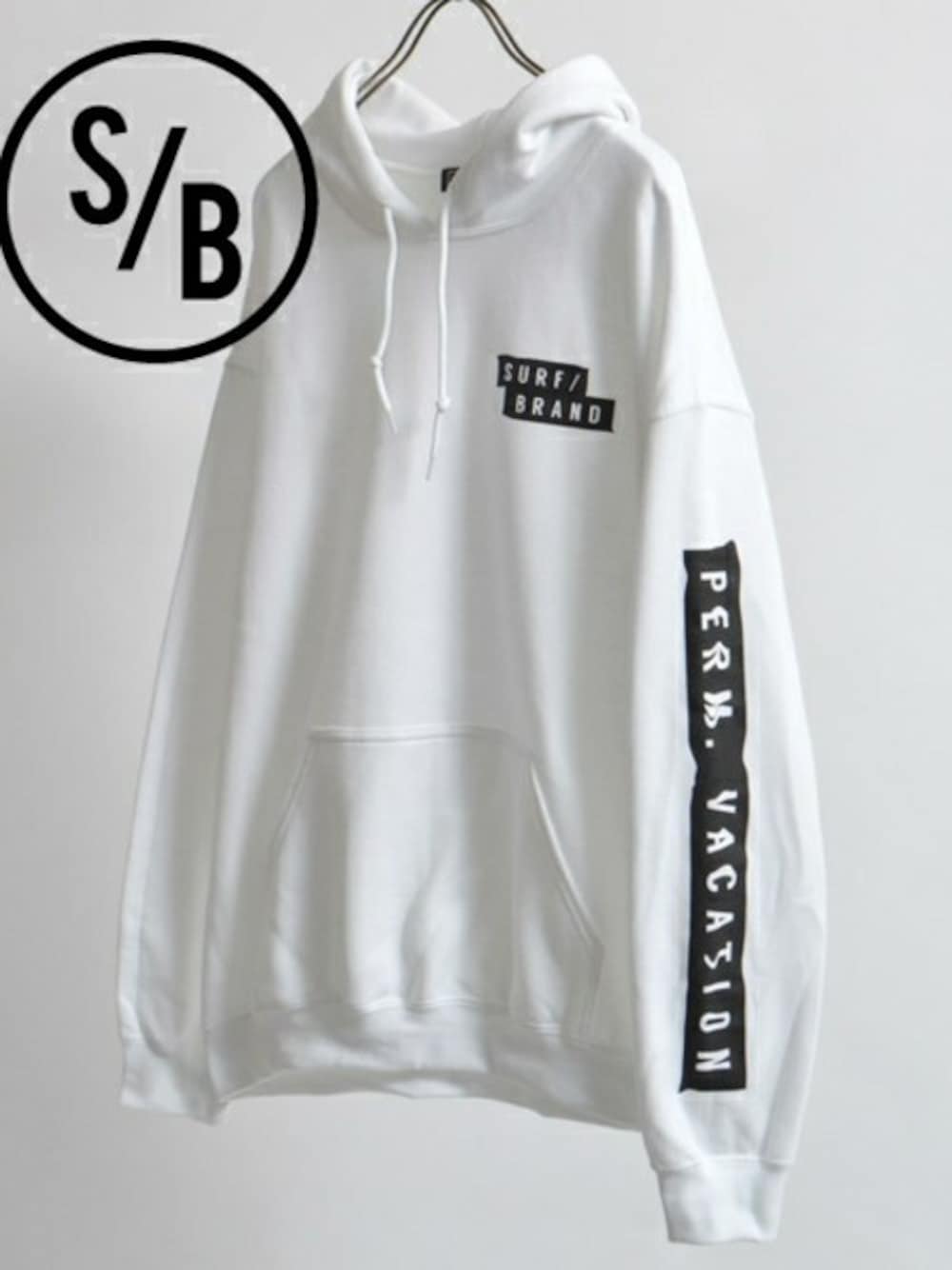 ホワイト系のパーカーを着用したメンズの春コーディネートの1枚目の写真