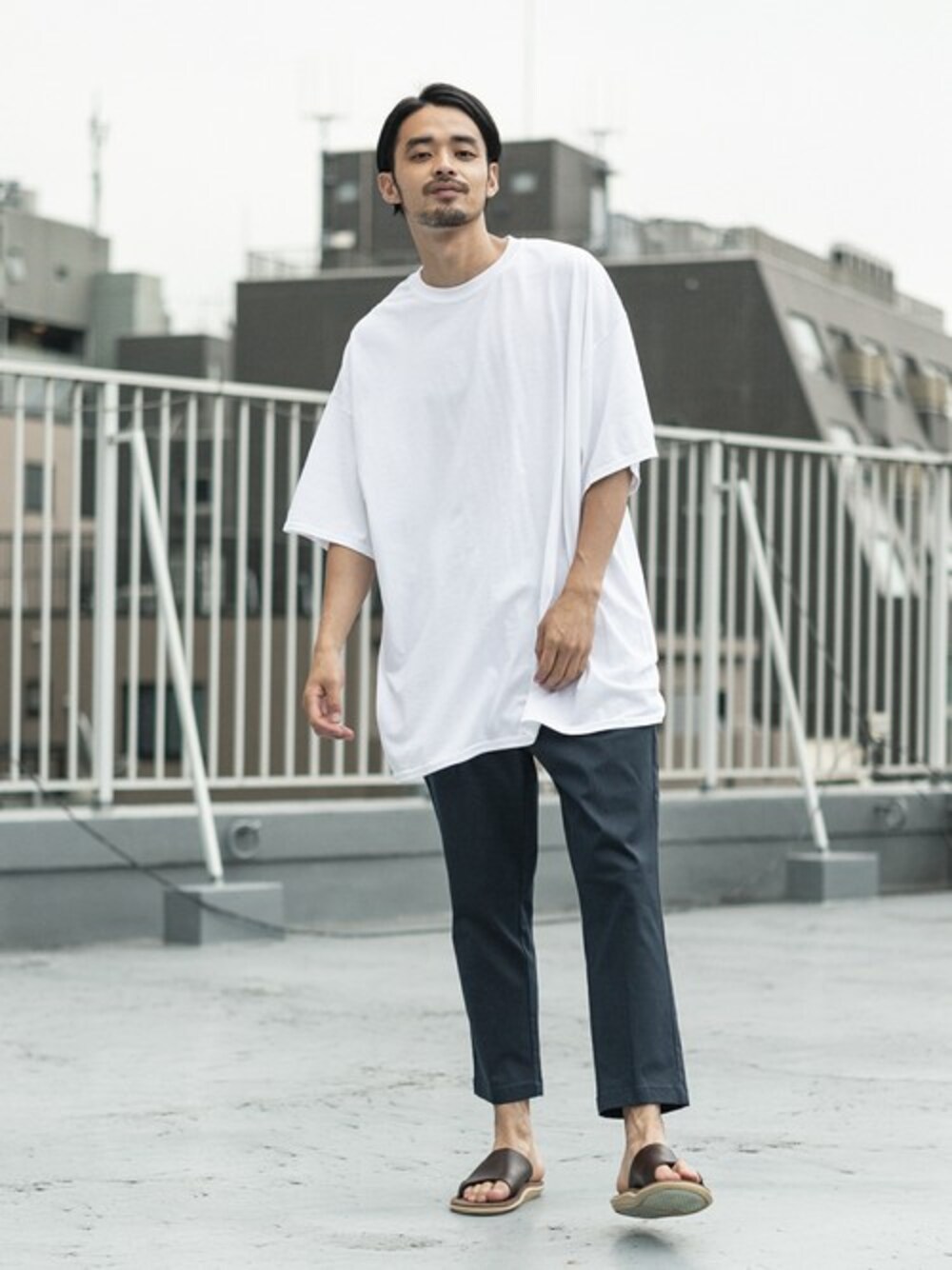 ベージュ系のサンダル、ブルー系のその他パンツ、ホワイト系のTシャツ/カットソーを着用したメンズの夏コーディネートの1枚目の写真
