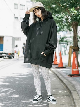 「花柄パンツ」｜「アイテム（キャップ）」を使った、Rooptokyoさん（レディース・166cm）の夏コーディネート