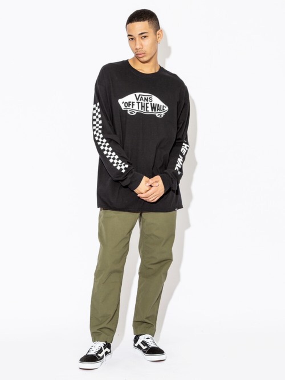 「スニーカー、VANS、ロゴT、チノパン、黒、orslow、冬コーデ、ロンT、ootd、outfit」｜「VANSの別注：VANS/ヴァンズ OTW&Checker L/S T-Shirts（Tシャツ/カットソー、ブラック系）」を使った、Rooptokyoさん（メンズ・177cm）の冬コーディネートの1枚目の写真