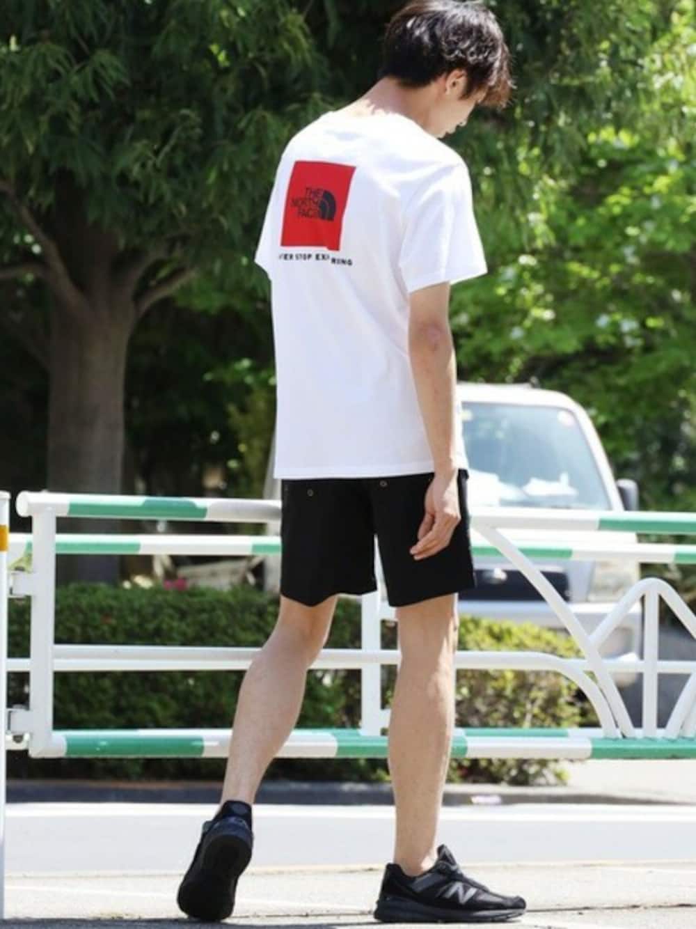 ホワイト系のTシャツ/カットソーを着用したメンズの春コーディネートの1枚目の写真