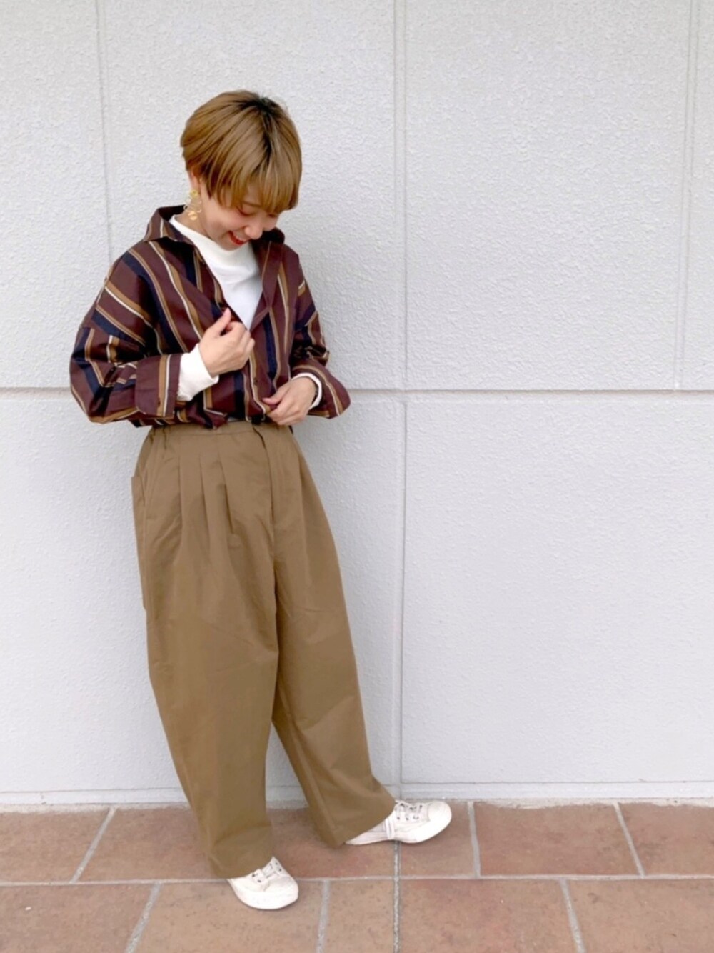 ベージュ系のその他パンツ、ブラウン系のシャツ/ブラウス、ホワイト系のTシャツ/カットソーを着用したレディースの秋コーディネートの1枚目の写真