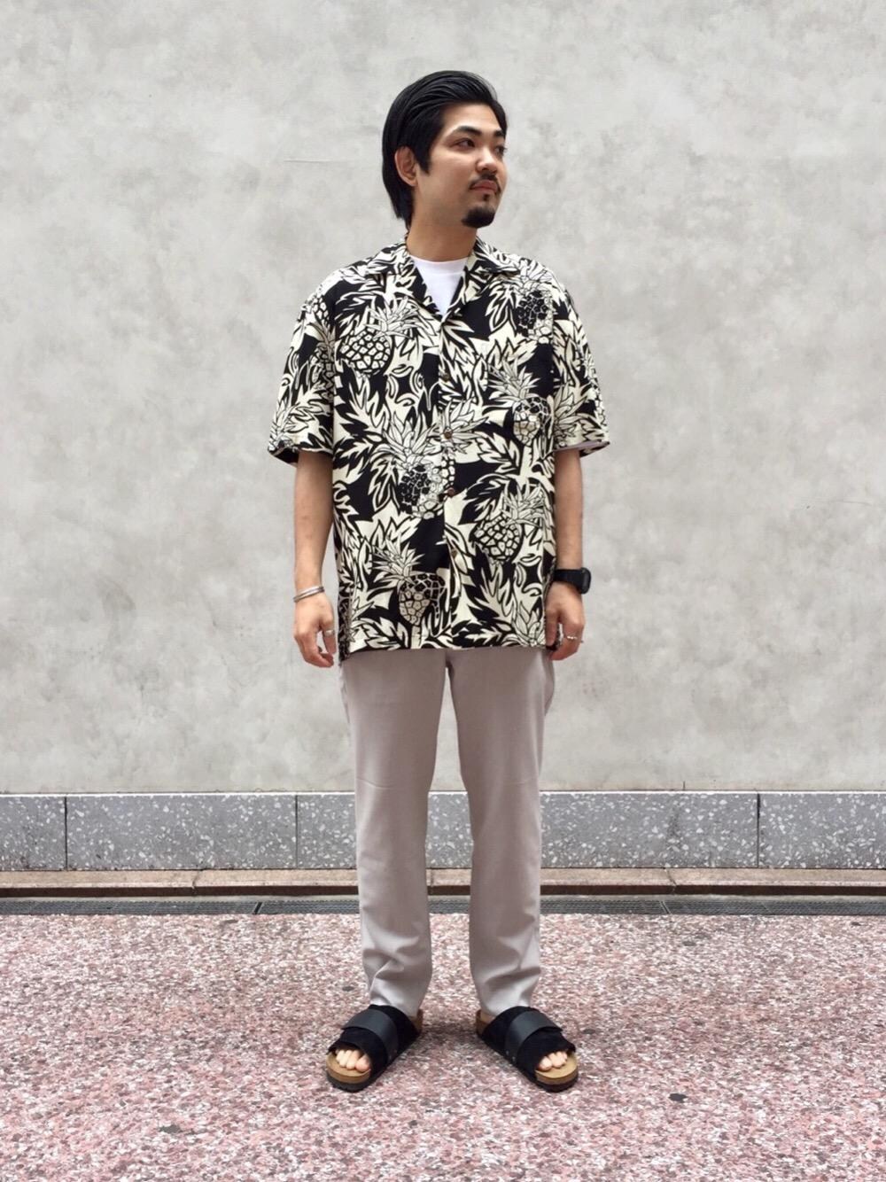 ホワイト系のTシャツ/カットソー、ブラック系のサンダル、ベージュ系のその他パンツを着用したメンズの春コーディネートの1枚目の写真