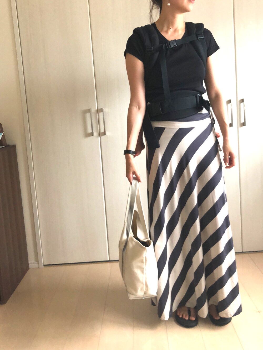 ブラック系のTシャツ/カットソー、その他のスカート、シルバー系のトートバッグを着用したレディースの夏コーディネートの1枚目の写真