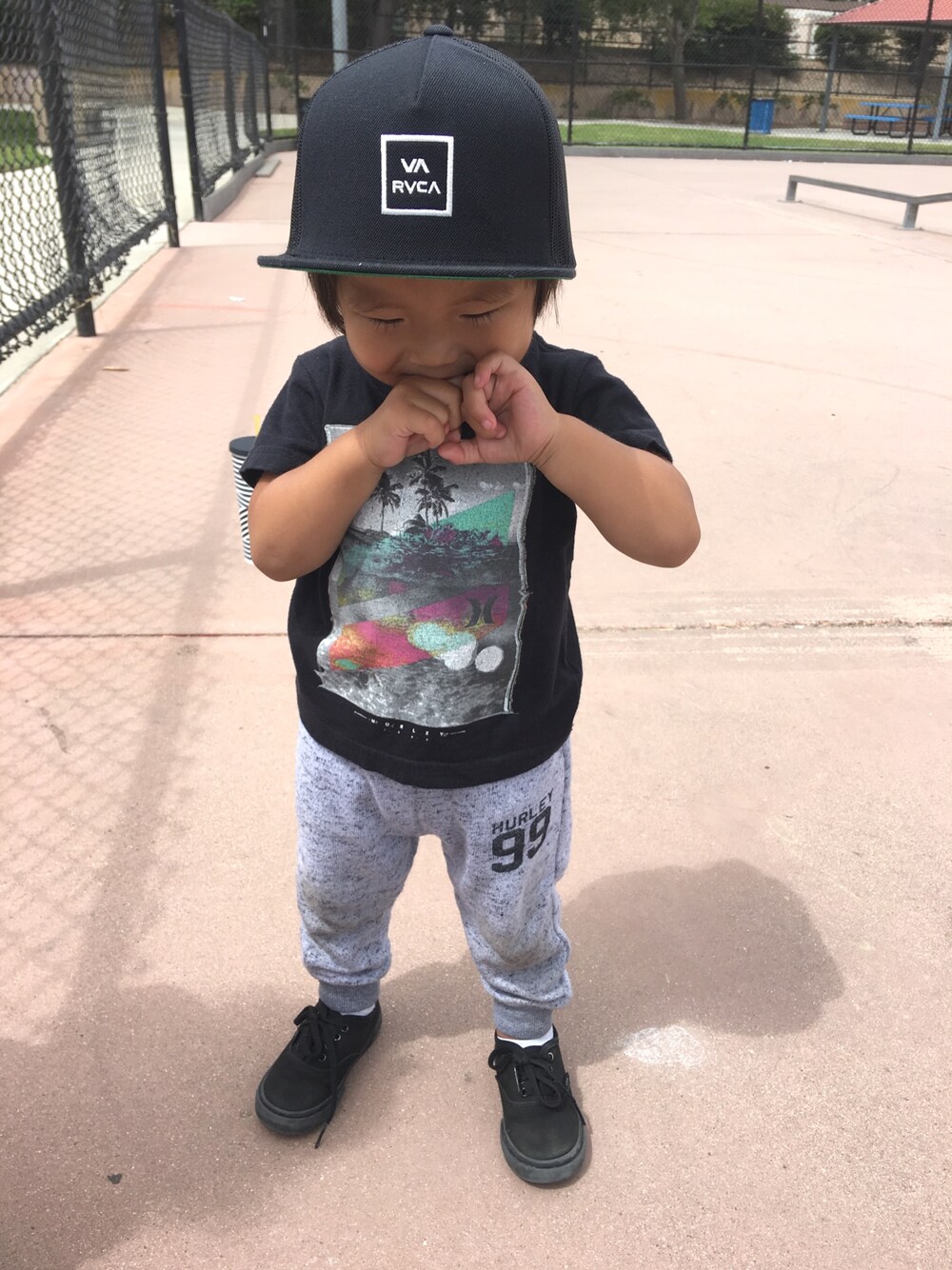 「summer、baby、キッズコーデ、１歳８ヶ月、Hurley、VANSのスニーカー、RVCA(ルーカ)」｜「RVCAのアイテム（ハット、ブラック系）」を使った、Kuboriさん（キッズ・61cm）の夏コーディネートの1枚目の写真